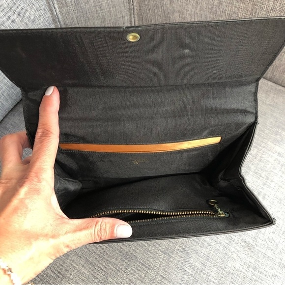 Vintage black faux leather handbag with red Bakelite handle and buckle - Picture 9 of 12